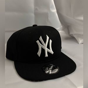 New era hats for men (SnapBack) (Black with imagine of New York in blue)